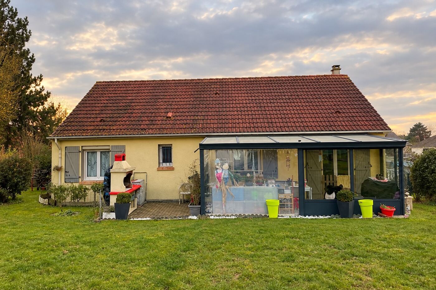 Avant traitement : maison avec véranda : passage à une teinte ardoise