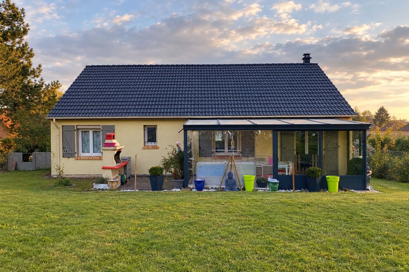 Après rénovation : maison avec véranda : passage à une teinte ardoise