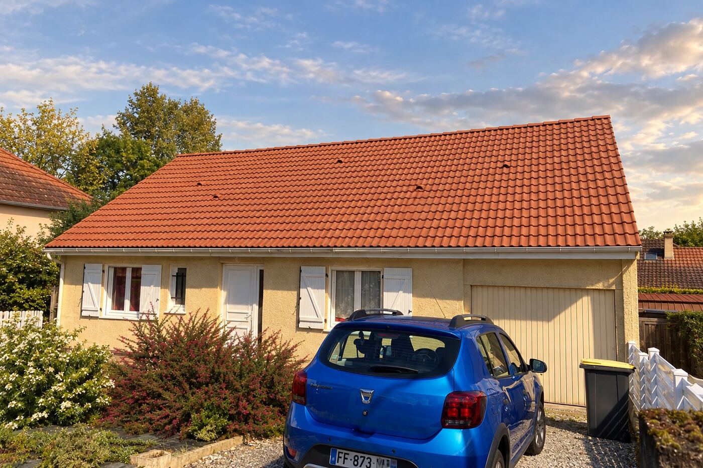 Après rénovation : pavillon avec garage : toiture envahie par la mousse, puis rénovée